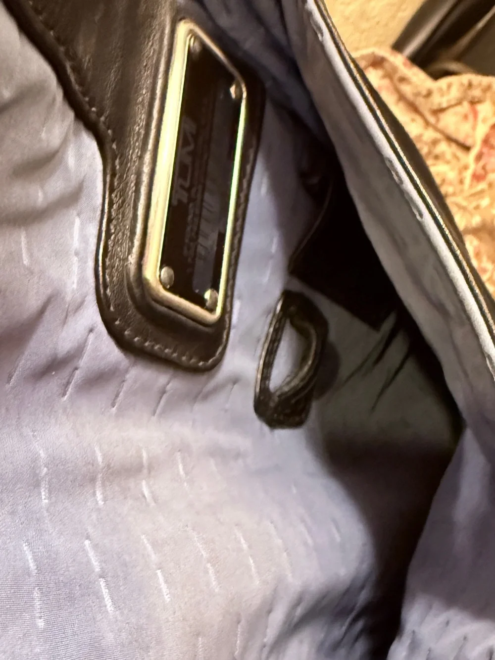 Tumi Minimalist Durable Black Leather Messenger Crossbody Travel Commuter Bag